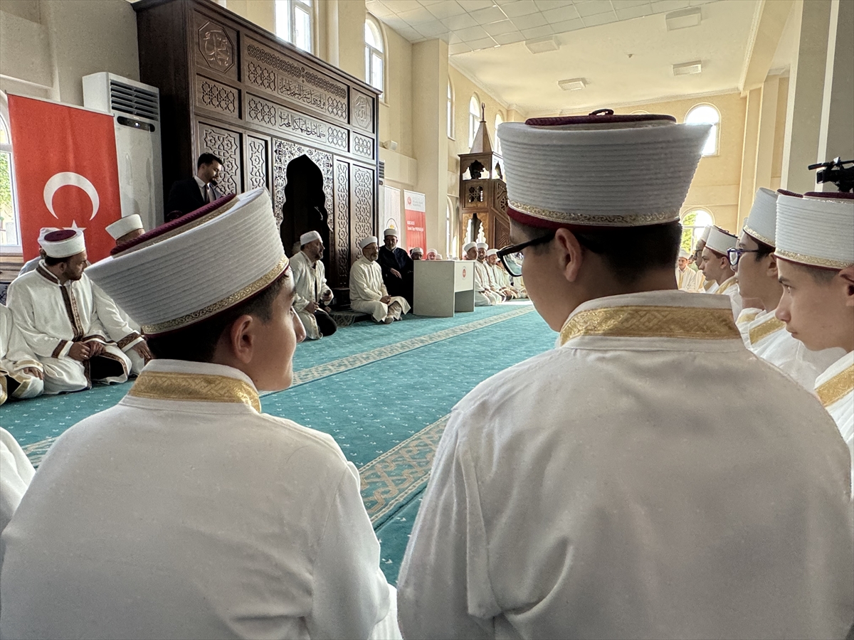 Diyanet İşleri Başkanı Ali Erbaş, Kocaeli'nin İzmit ilçesinde düzenlenen hafızlık icazet törenine...