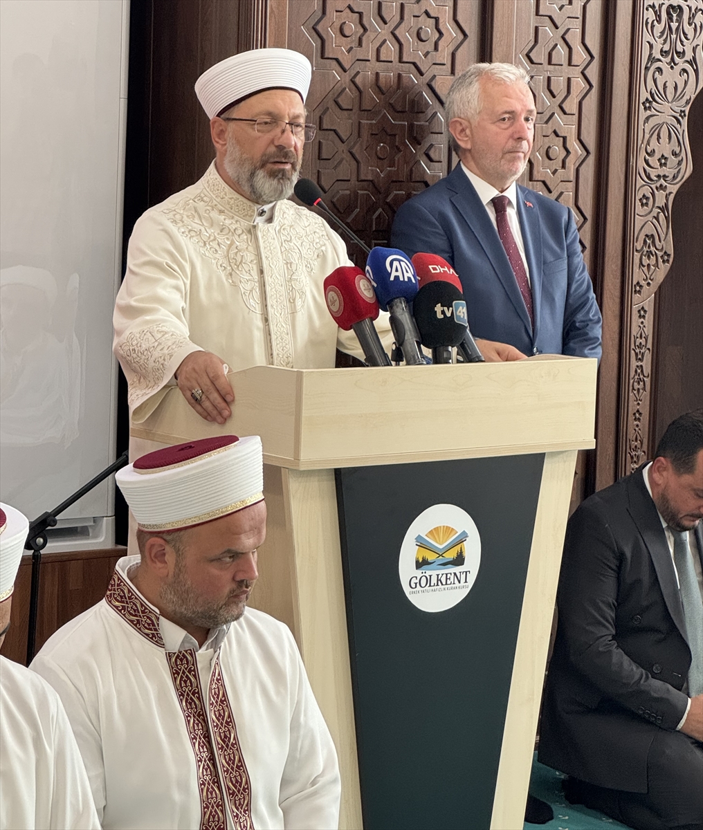 Diyanet İşleri Başkanı Ali Erbaş, Kocaeli'nin İzmit ilçesinde düzenlenen hafızlık icazet törenine...