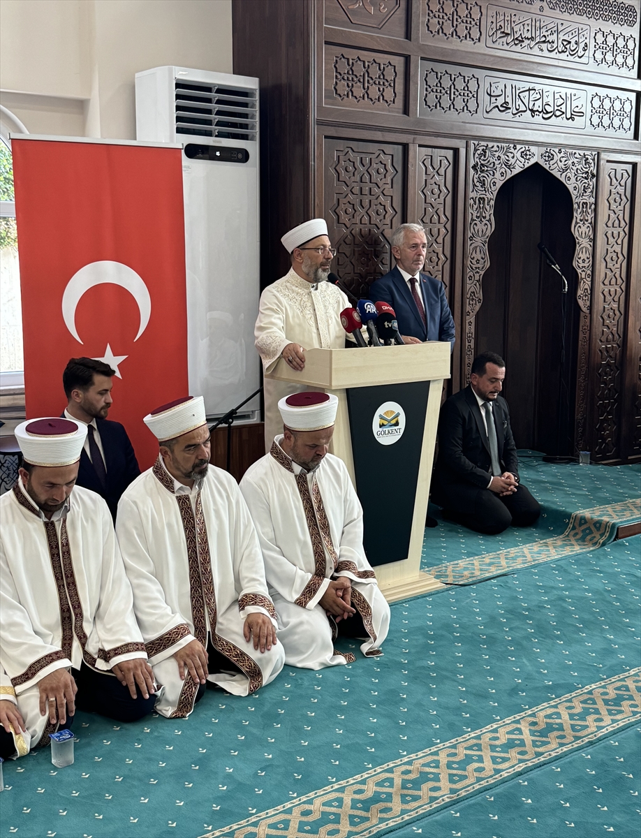 Diyanet İşleri Başkanı Ali Erbaş, Kocaeli'nin İzmit ilçesinde düzenlenen hafızlık icazet törenine...