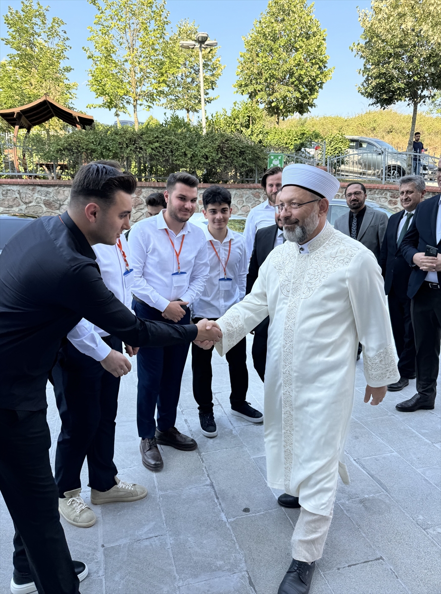 Diyanet İşleri Başkanı Ali Erbaş, Kocaeli'nin İzmit ilçesinde düzenlenen hafızlık icazet törenine...