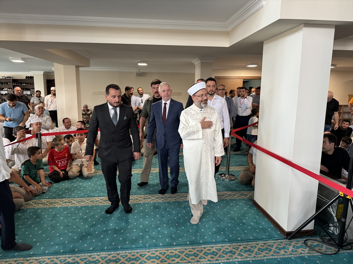 Diyanet İşleri Başkanı Ali Erbaş, Kocaeli'nin İzmit ilçesinde düzenlenen hafızlık icazet törenine...