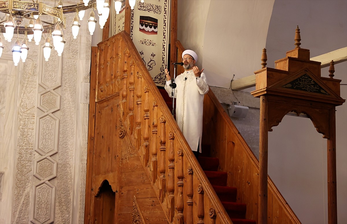 Diyanet İşleri Başkanı Ali Erbaş, Sinop Alaaddin Camisi'nde "cennet vesilemiz, aile büyüklerimiz"...