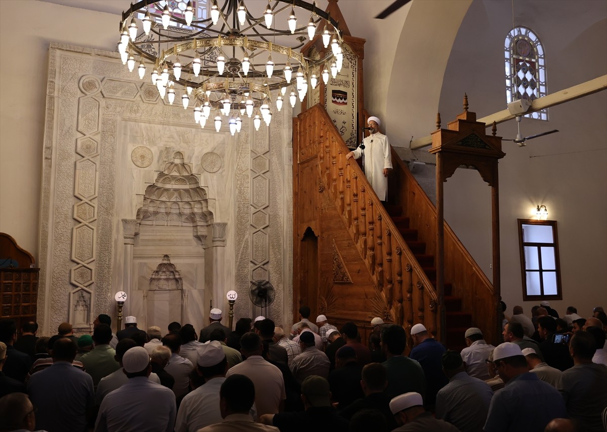 Diyanet İşleri Başkanı Ali Erbaş, Sinop Alaaddin Camisi'nde "cennet vesilemiz, aile büyüklerimiz"...
