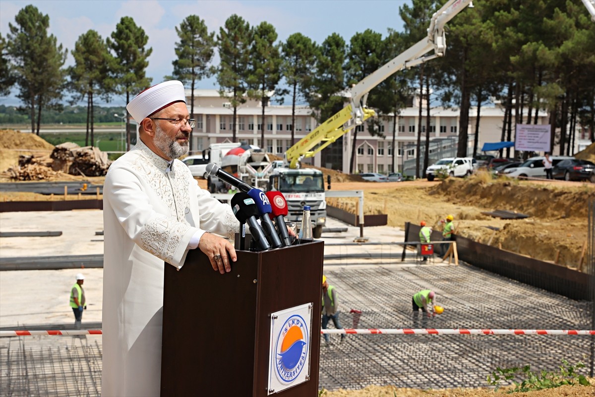 Diyanet İşleri Başkanı Ali Erbaş (sol 5), Sinop Üniversitesi Kampüs Cami temel atma törenine...