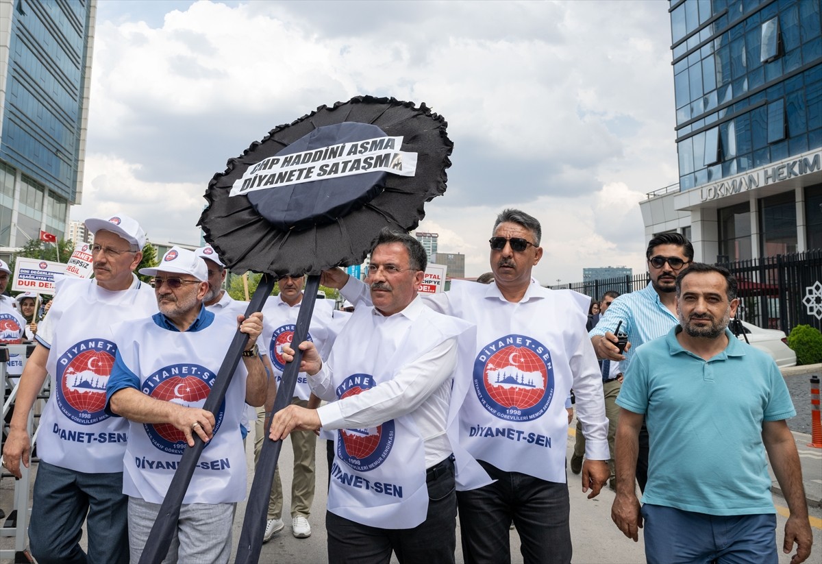 Diyanet-Sen üyeleri, CHP Sözcüsü Deniz Yücel'in, 19 Temmuz Cuma günü camilerde okunan tesettür ve...