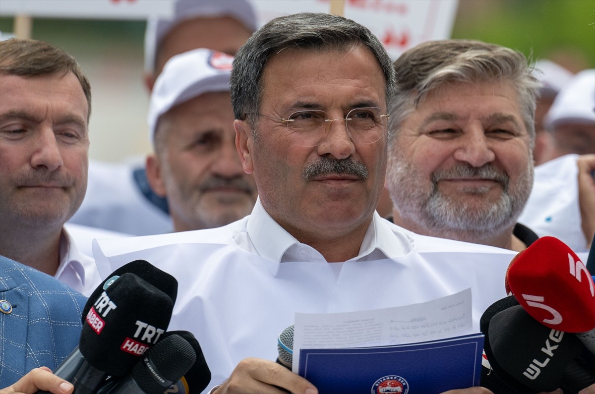 Diyanet-Sen üyeleri, CHP Sözcüsü Deniz Yücel'in, 19 Temmuz Cuma günü camilerde okunan tesettür ve...