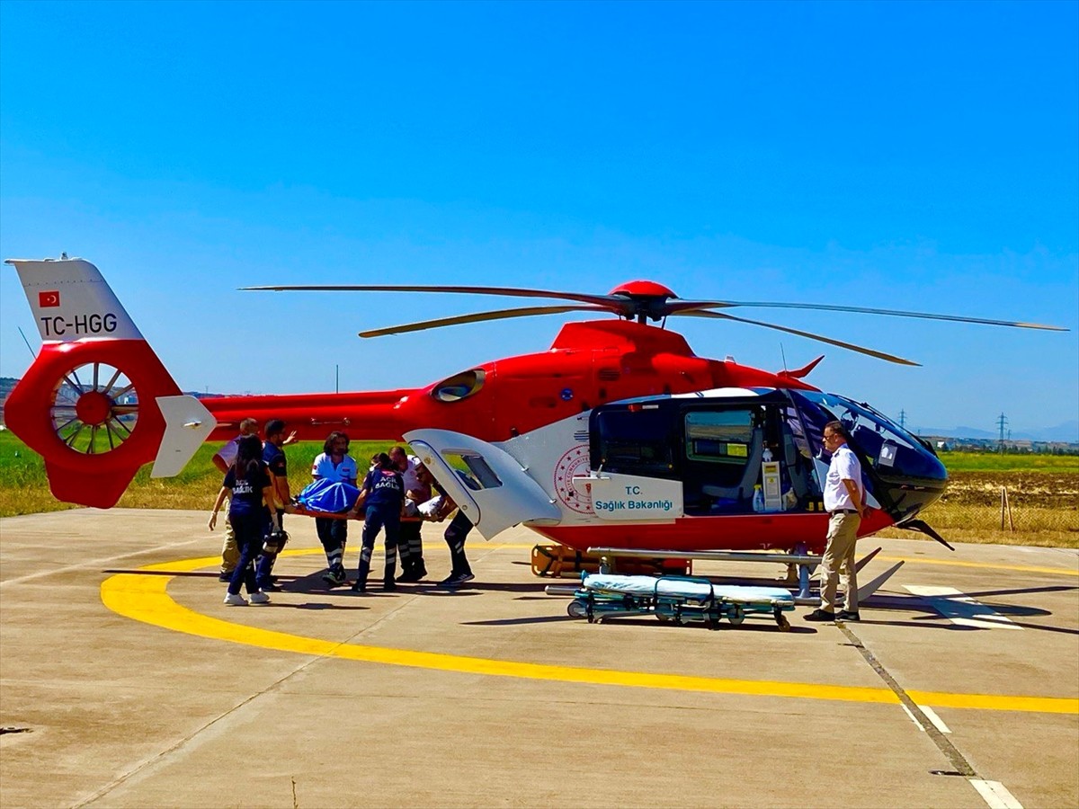 Diyarbakır'ın Kulp ilçesinde kalça kemiği kırılan yaşlı adam ambulans helikopterle hastaneye...