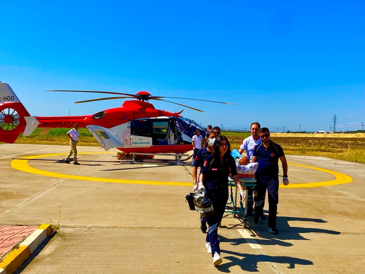 Diyarbakır'ın Kulp ilçesinde kalça kemiği kırılan yaşlı adam ambulans helikopterle hastaneye...