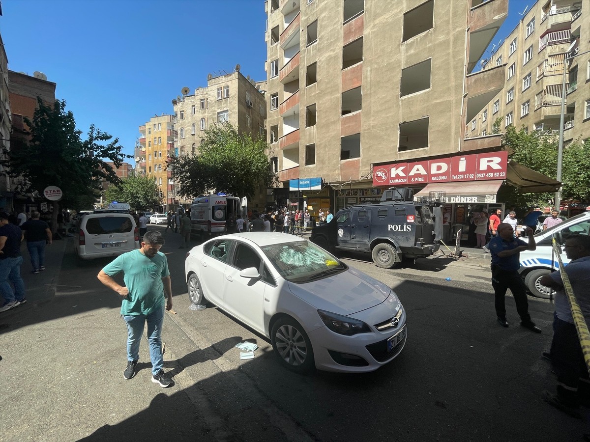 Diyarbakır'ın merkez Yenişehir ilçesinde iki aile arasında çıkan silahlı ve bıçaklı kavgada 1'i...