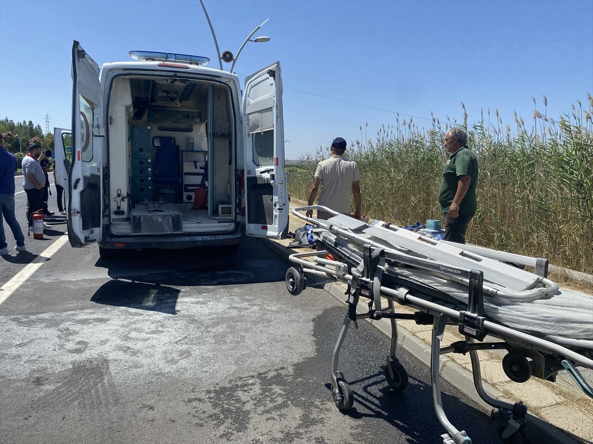 Diyarbakır merkez Sur ilçesinde, seyir halindeyken alev alan ambulans hasar gördü.