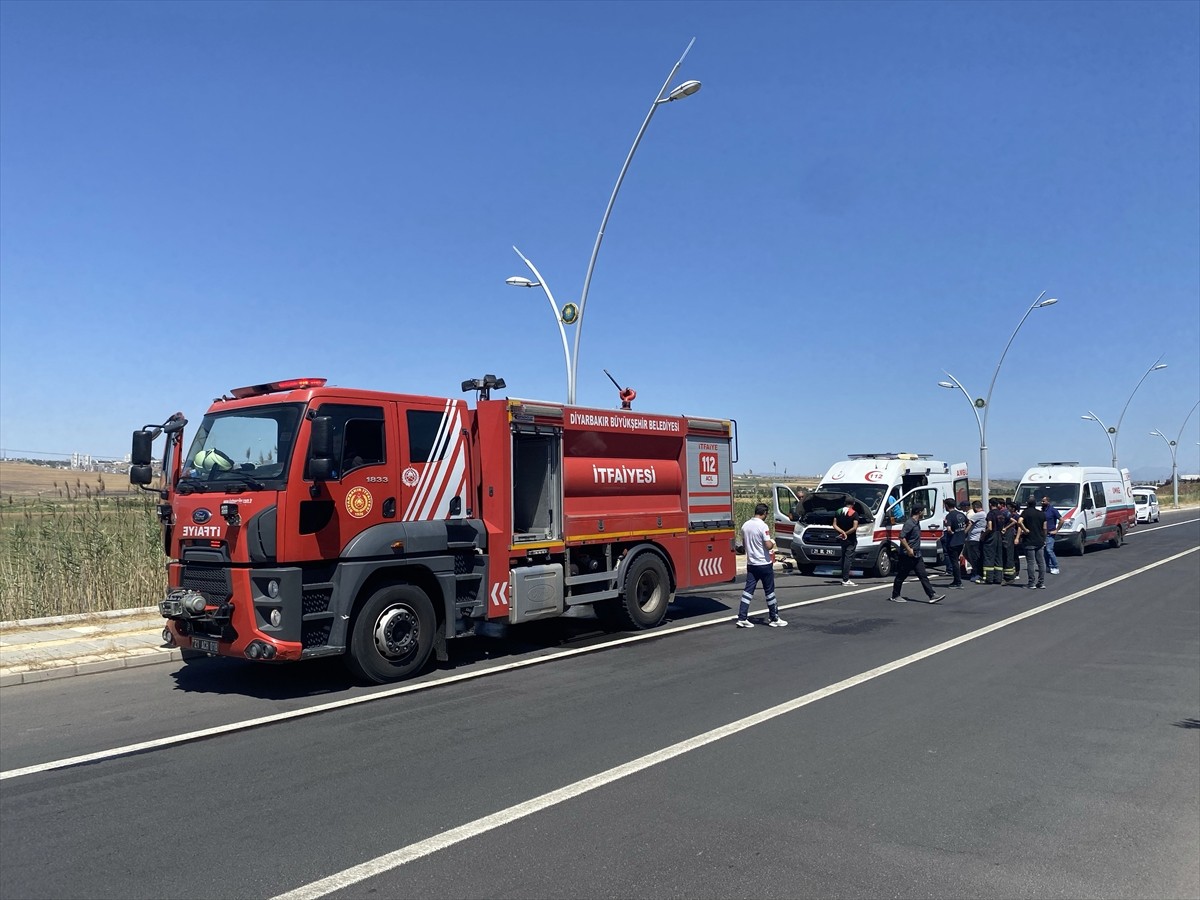 Diyarbakır merkez Sur ilçesinde, seyir halindeyken alev alan ambulans hasar gördü.