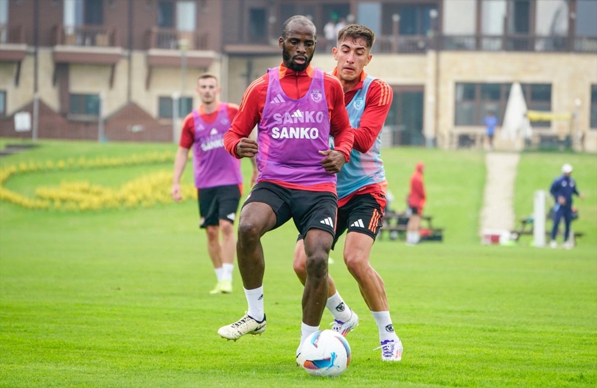 Düzce'de kamp yapan Trendyol Süper Lig ekibi Gaziantep FK, sezon hazırlıklarına yaptığı çift...