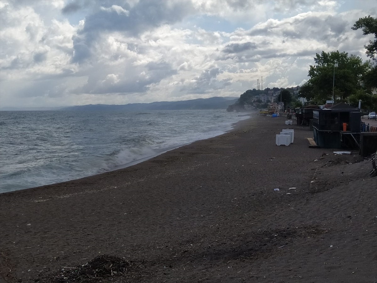 Düzce'nin Akçakoca ilçelerinde olumsuz koşullar nedeniyle denize girmek yasaklandı.  