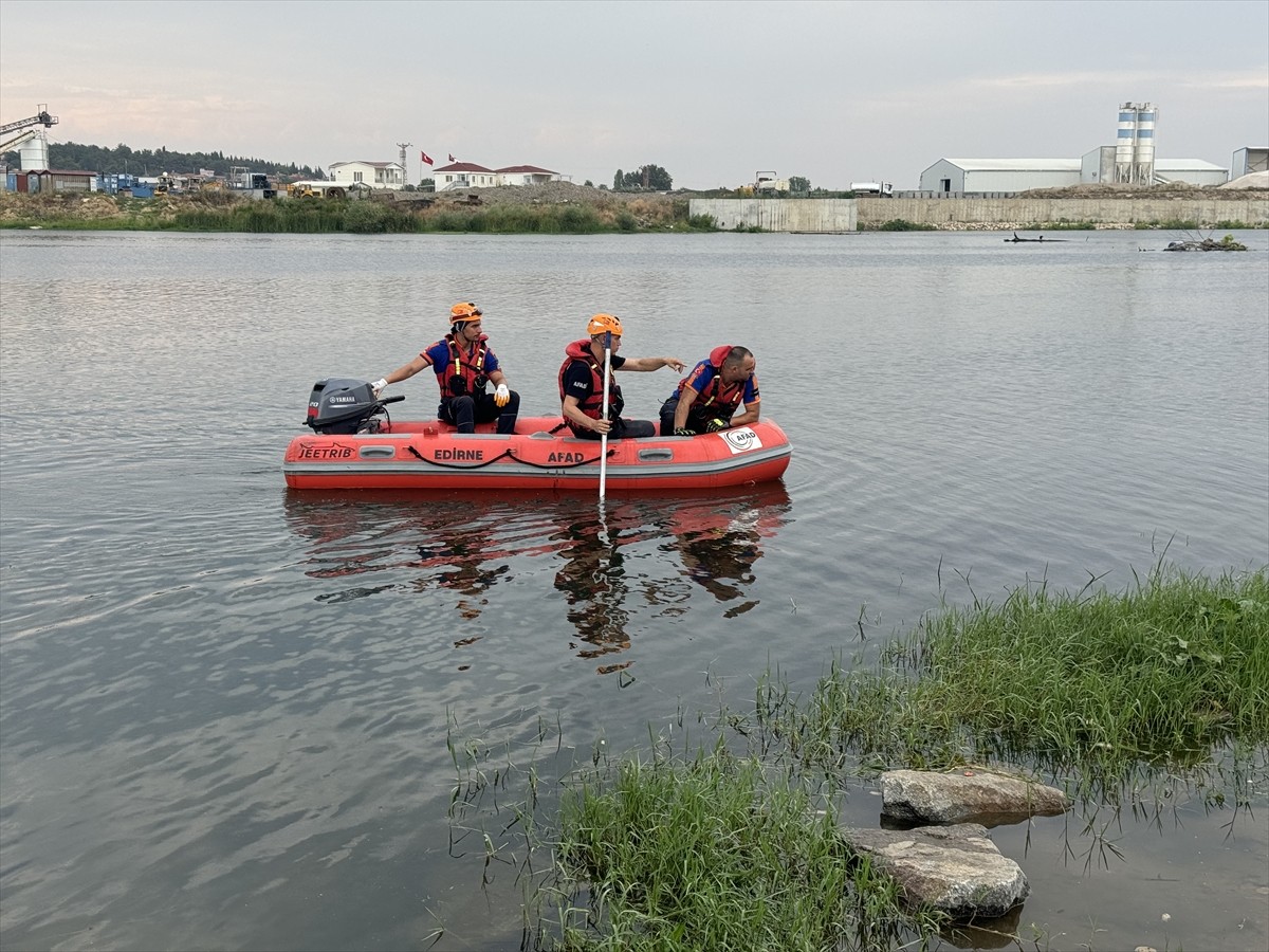 Edirne'de serinlemek için Meriç Nehri'ne giren 3 gençten 2'si kayboldu. Olay yerine polis...