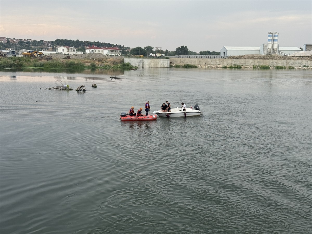 Edirne'de serinlemek için Meriç Nehri'ne giren 3 gençten 2'si kayboldu. Olay yerine polis...
