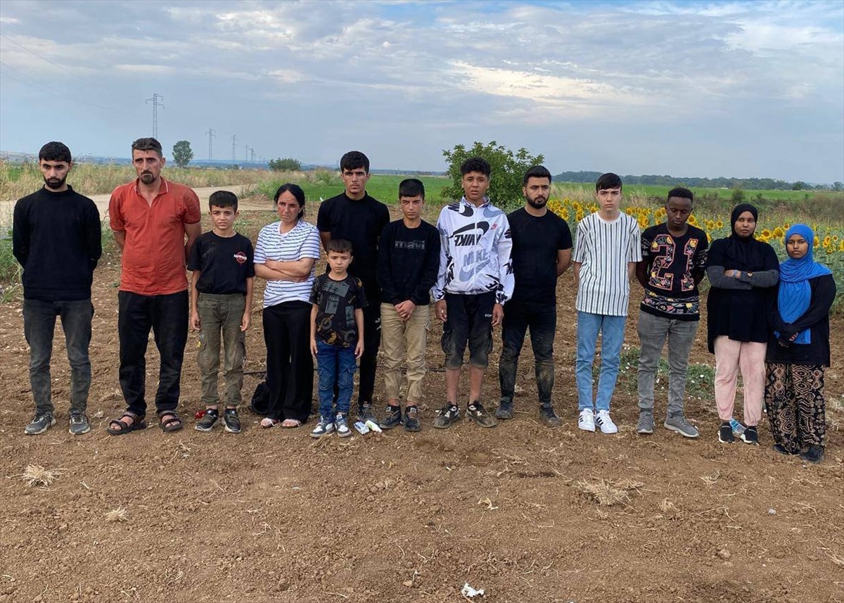 Edirne'de yasa dışı yollarla yurda girdiği tespit edilen 20 düzensiz göçmen yakalandı.