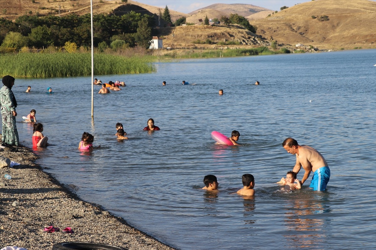  Elazığ'ın Sivrice ilçesinde doğal güzelliği, kıyı şeridindeki turistik tesisleri, plajları ve...