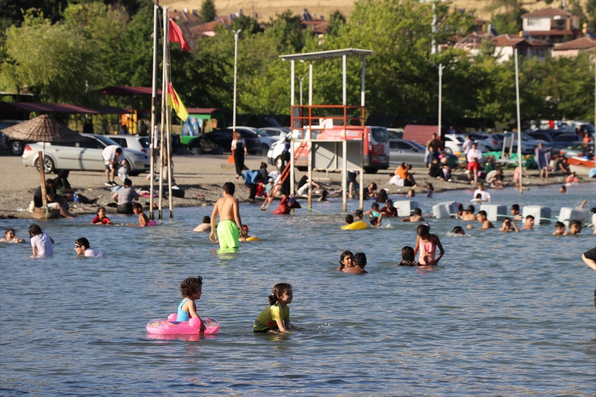  Elazığ'ın Sivrice ilçesinde doğal güzelliği, kıyı şeridindeki turistik tesisleri, plajları ve...