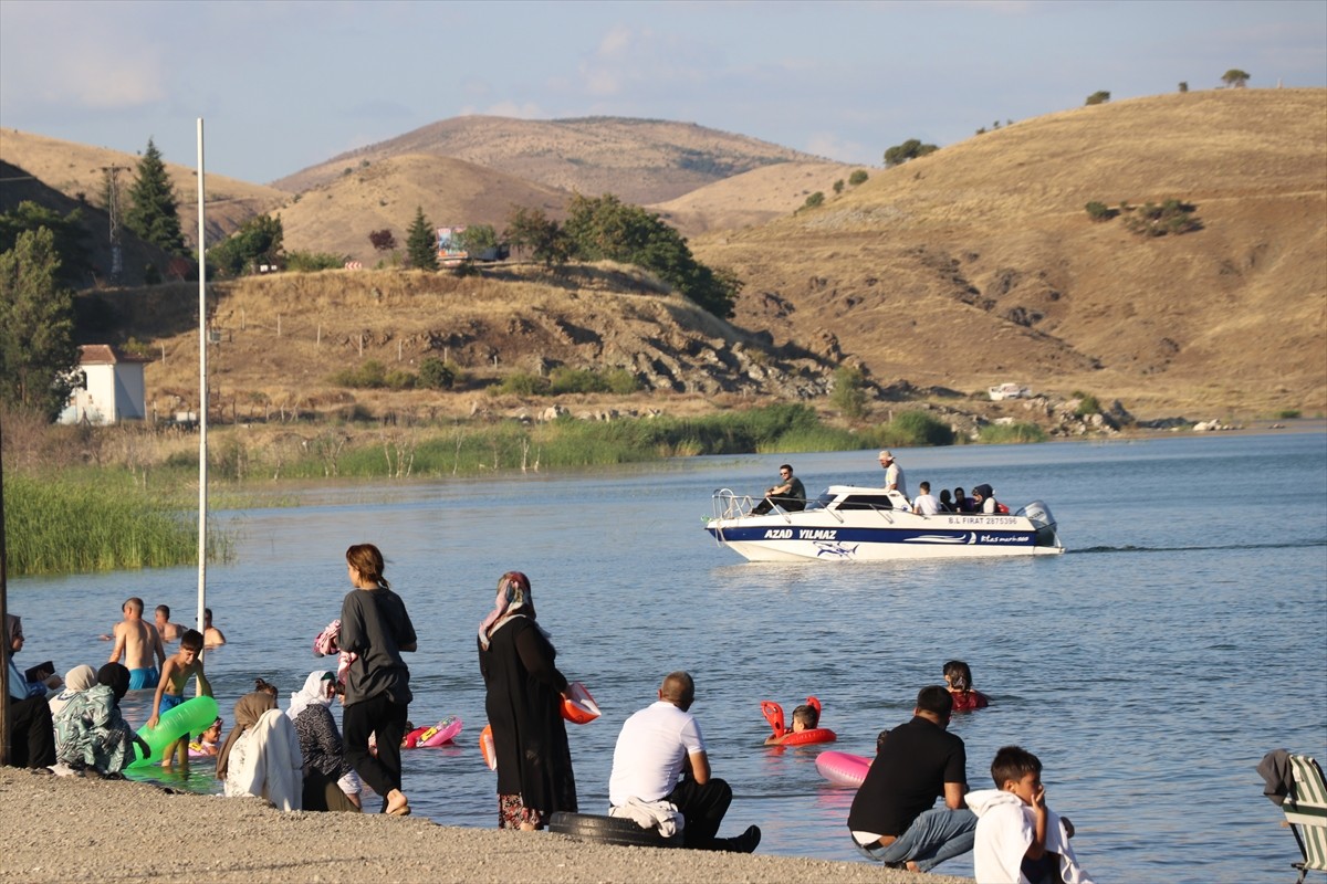  Elazığ'ın Sivrice ilçesinde doğal güzelliği, kıyı şeridindeki turistik tesisleri, plajları ve...