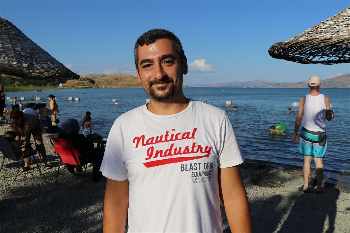  Elazığ'ın Sivrice ilçesinde doğal güzelliği, kıyı şeridindeki turistik tesisleri, plajları ve...