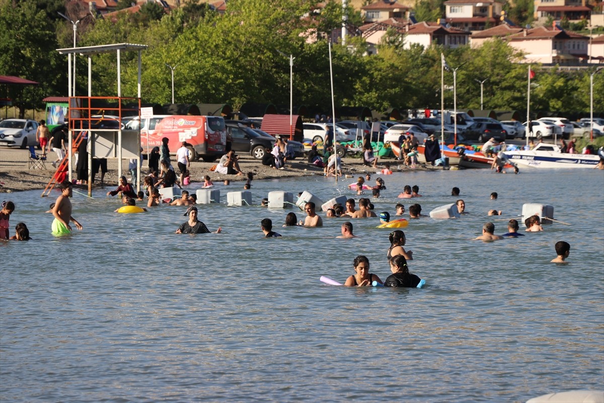  Elazığ'ın Sivrice ilçesinde doğal güzelliği, kıyı şeridindeki turistik tesisleri, plajları ve...