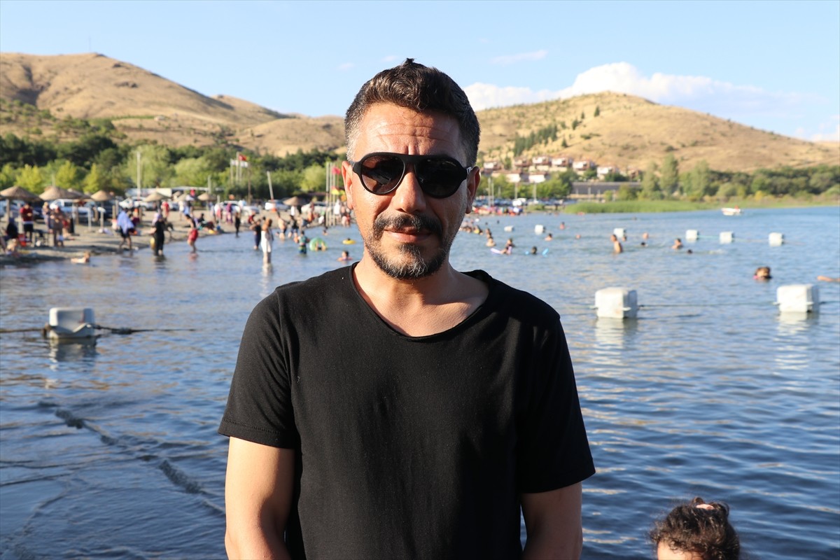  Elazığ'ın Sivrice ilçesinde doğal güzelliği, kıyı şeridindeki turistik tesisleri, plajları ve...