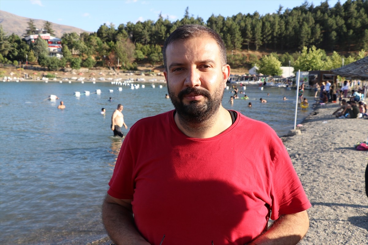  Elazığ'ın Sivrice ilçesinde doğal güzelliği, kıyı şeridindeki turistik tesisleri, plajları ve...