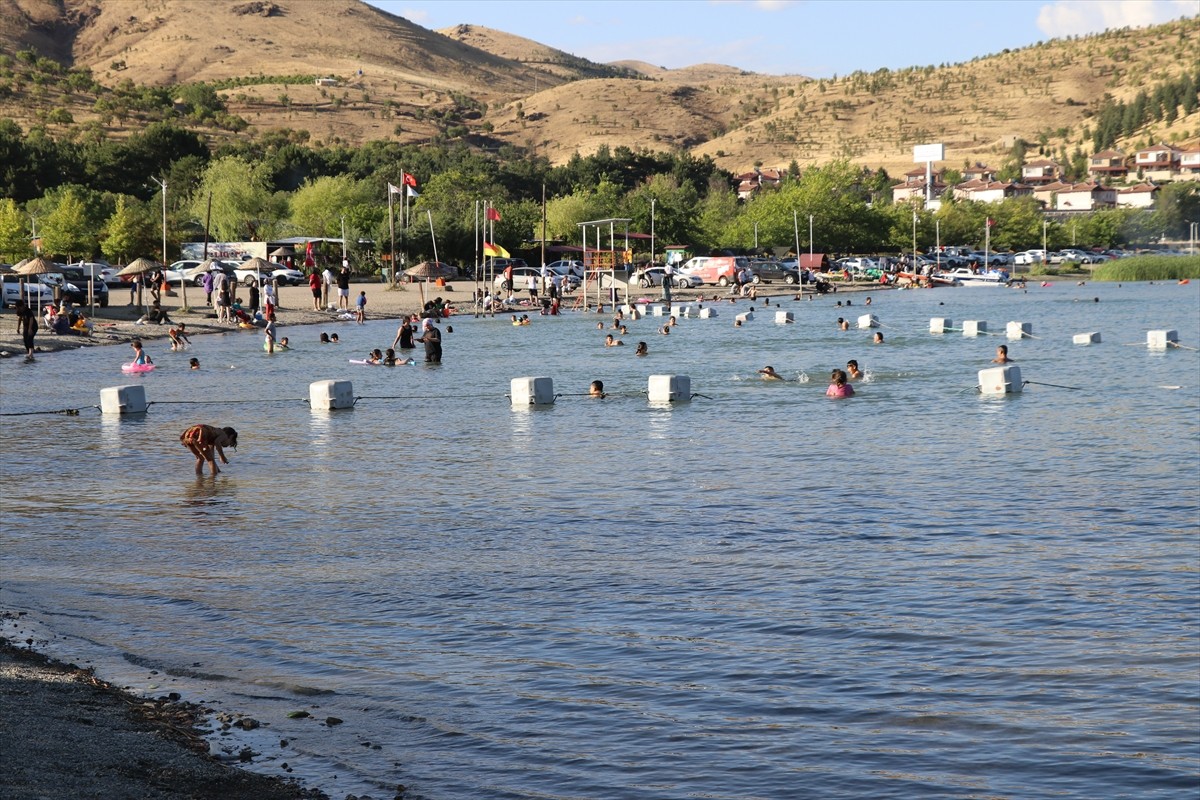  Elazığ'ın Sivrice ilçesinde doğal güzelliği, kıyı şeridindeki turistik tesisleri, plajları ve...