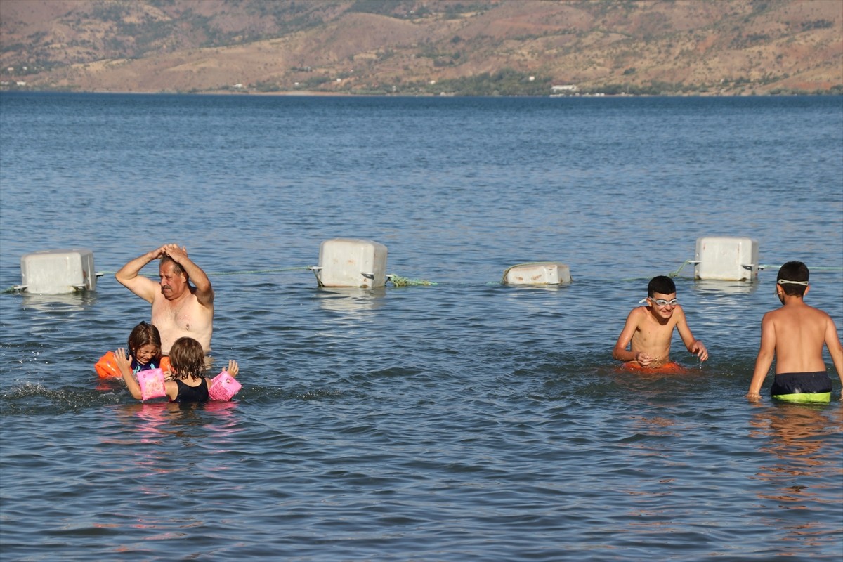  Elazığ'ın Sivrice ilçesinde doğal güzelliği, kıyı şeridindeki turistik tesisleri, plajları ve...