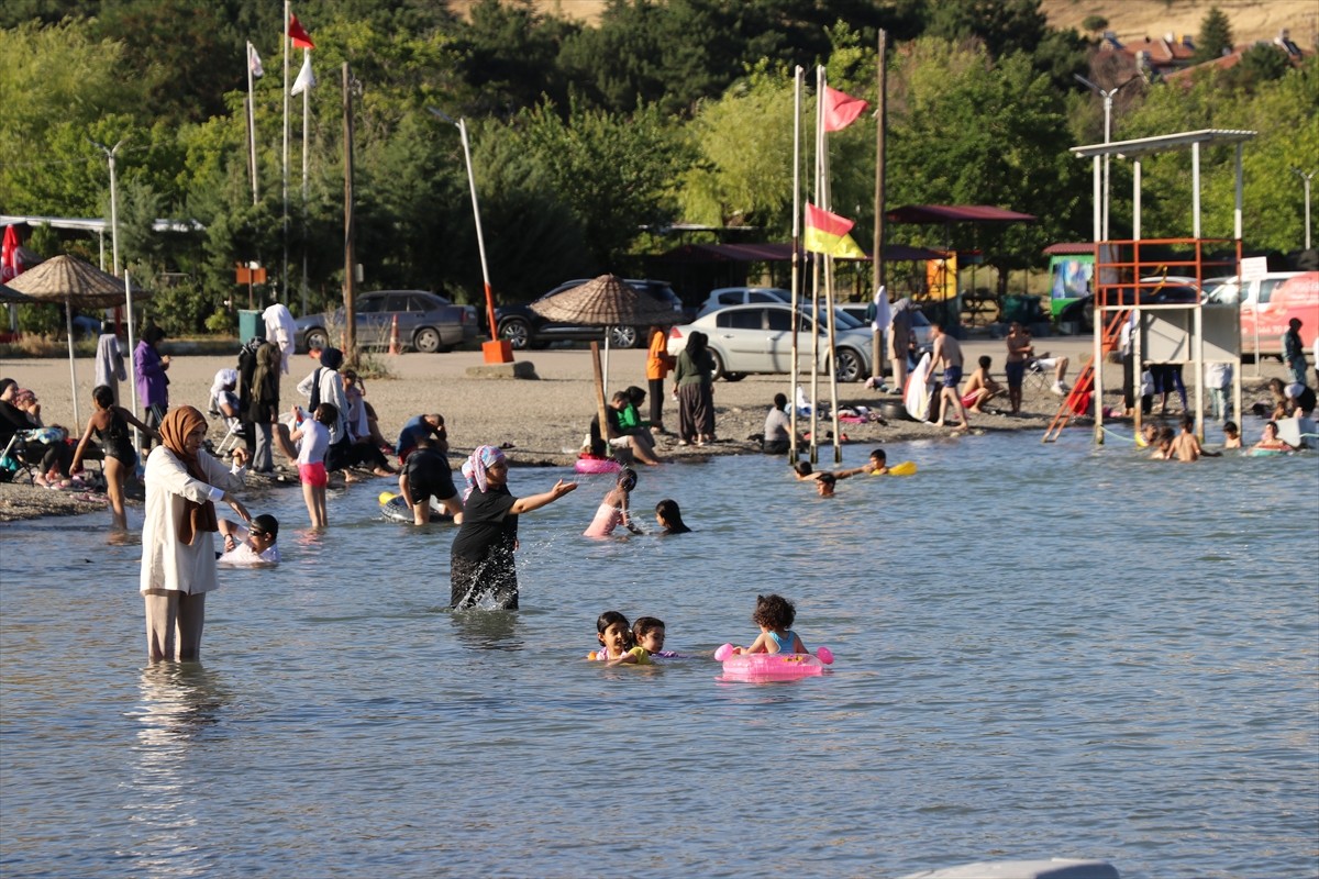  Elazığ'ın Sivrice ilçesinde doğal güzelliği, kıyı şeridindeki turistik tesisleri, plajları ve...