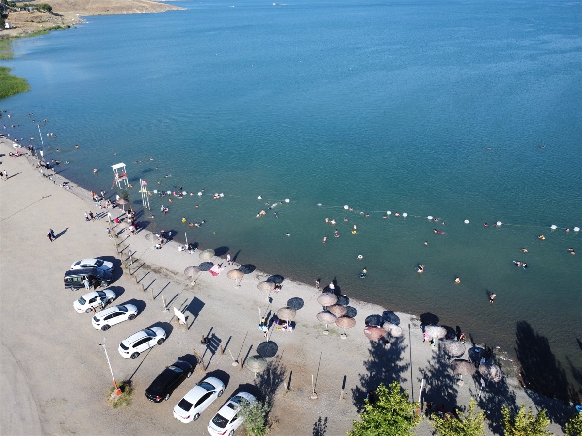 Elazığ'ın Sivrice ilçesinde doğal güzelliği, kıyı şeridindeki turistik tesisleri, plajları ve kamp...