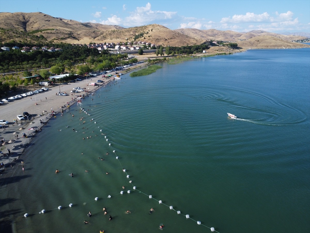 Elazığ'ın Sivrice ilçesinde doğal güzelliği, kıyı şeridindeki turistik tesisleri, plajları ve kamp...
