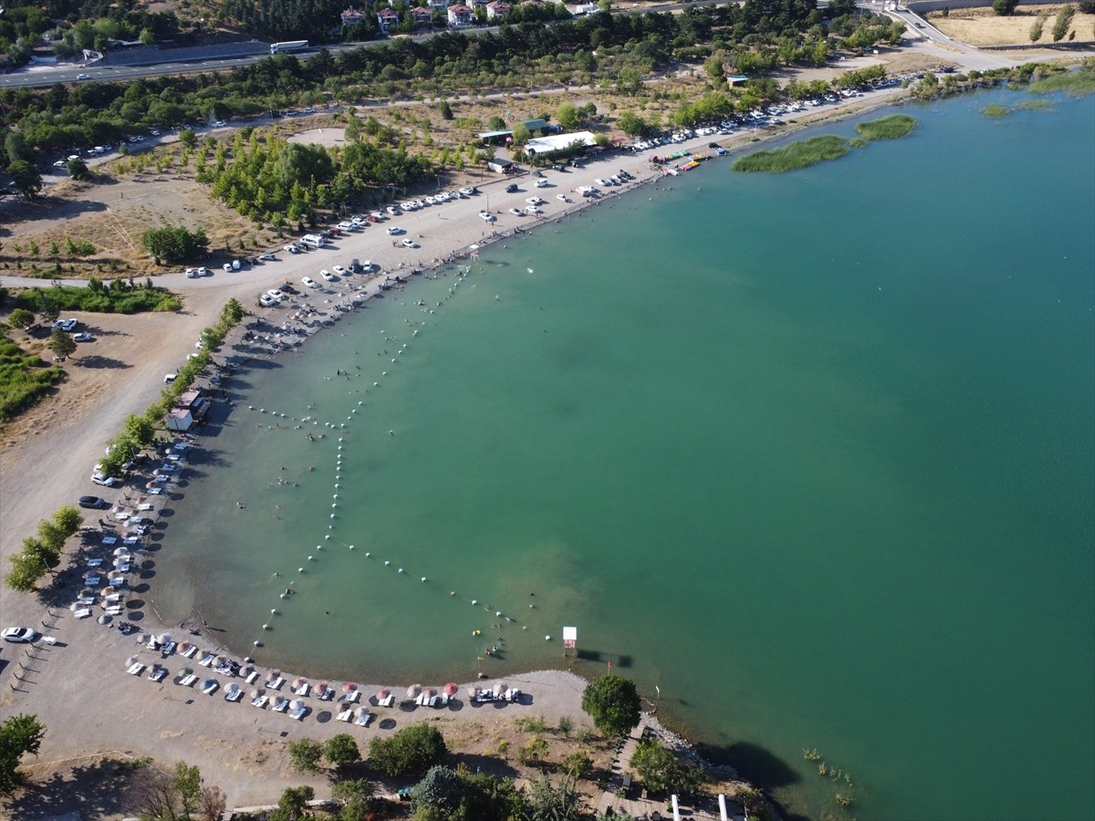 Elazığ'ın Sivrice ilçesinde doğal güzelliği, kıyı şeridindeki turistik tesisleri, plajları ve kamp...