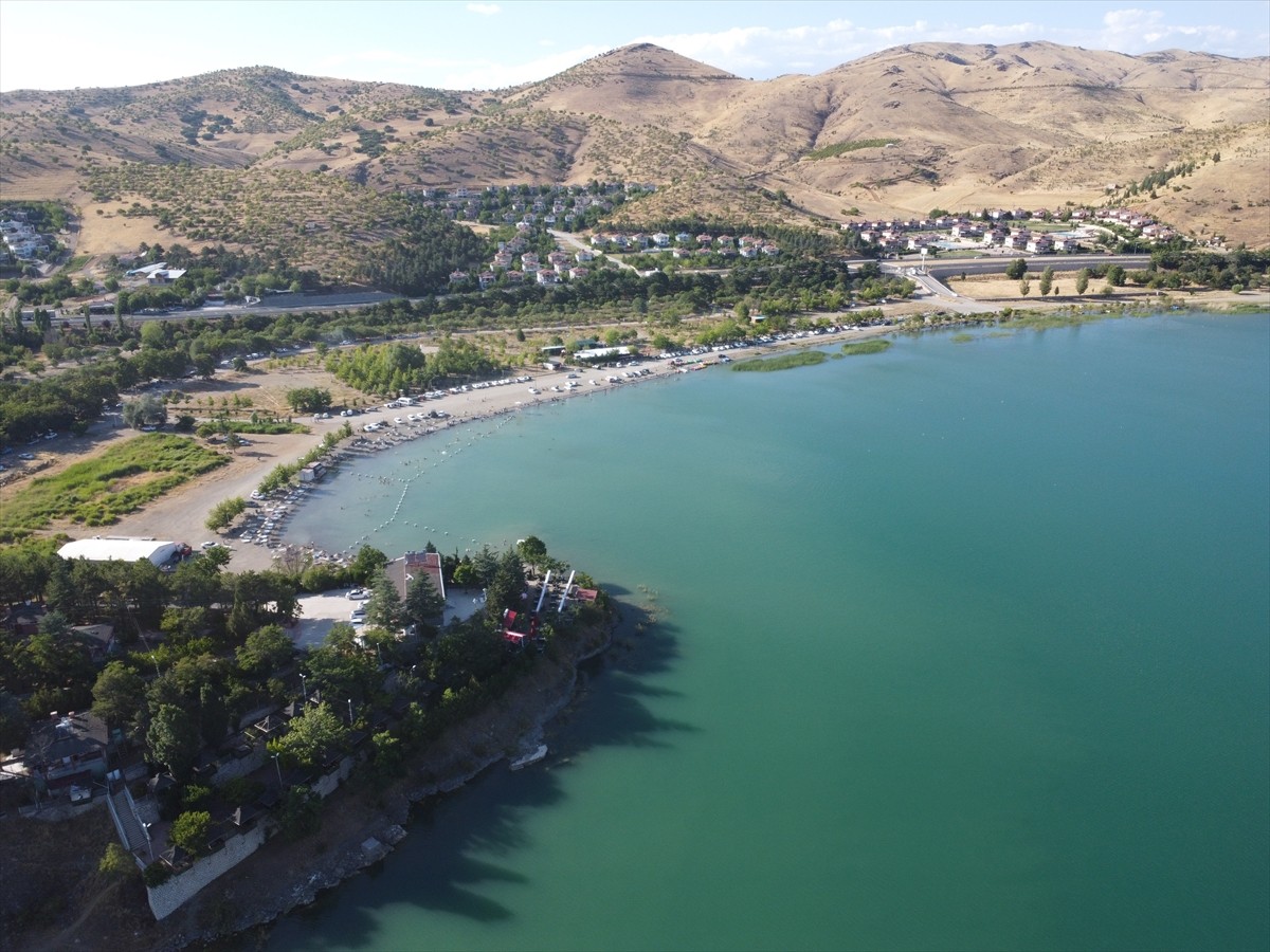 Elazığ'ın Sivrice ilçesinde doğal güzelliği, kıyı şeridindeki turistik tesisleri, plajları ve kamp...