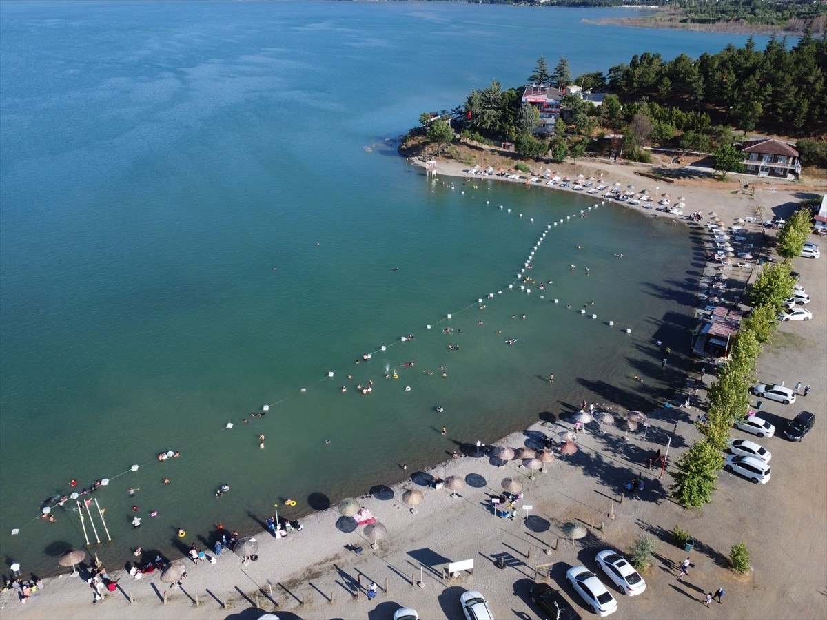 Elazığ'ın Sivrice ilçesinde doğal güzelliği, kıyı şeridindeki turistik tesisleri, plajları ve kamp...