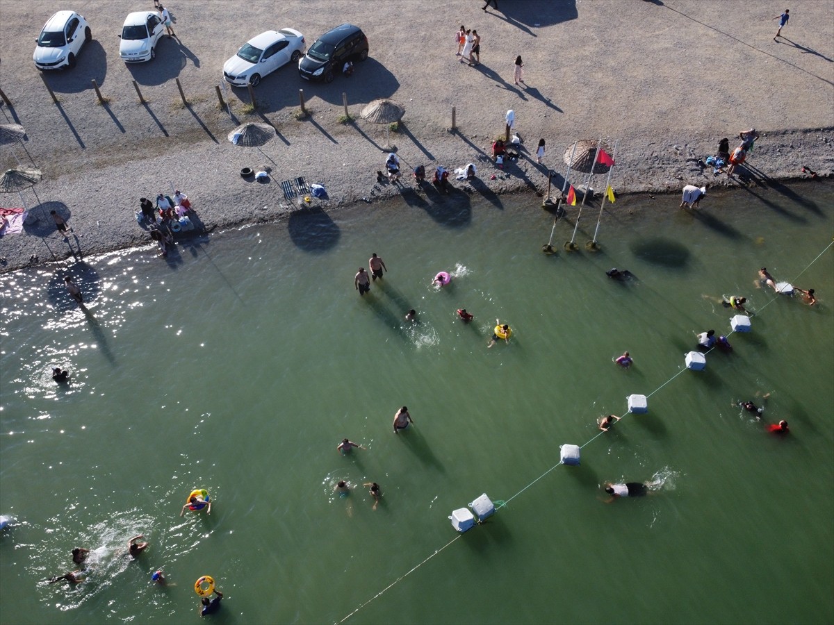 Elazığ'ın Sivrice ilçesinde doğal güzelliği, kıyı şeridindeki turistik tesisleri, plajları ve kamp...