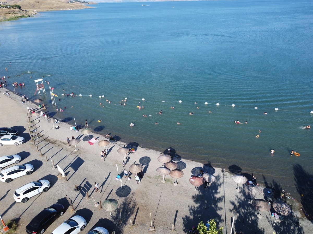 Elazığ'ın Sivrice ilçesinde doğal güzelliği, kıyı şeridindeki turistik tesisleri, plajları ve kamp...