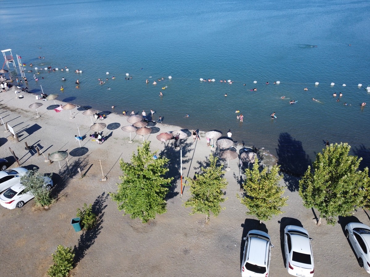 Elazığ'ın Sivrice ilçesinde doğal güzelliği, kıyı şeridindeki turistik tesisleri, plajları ve kamp...
