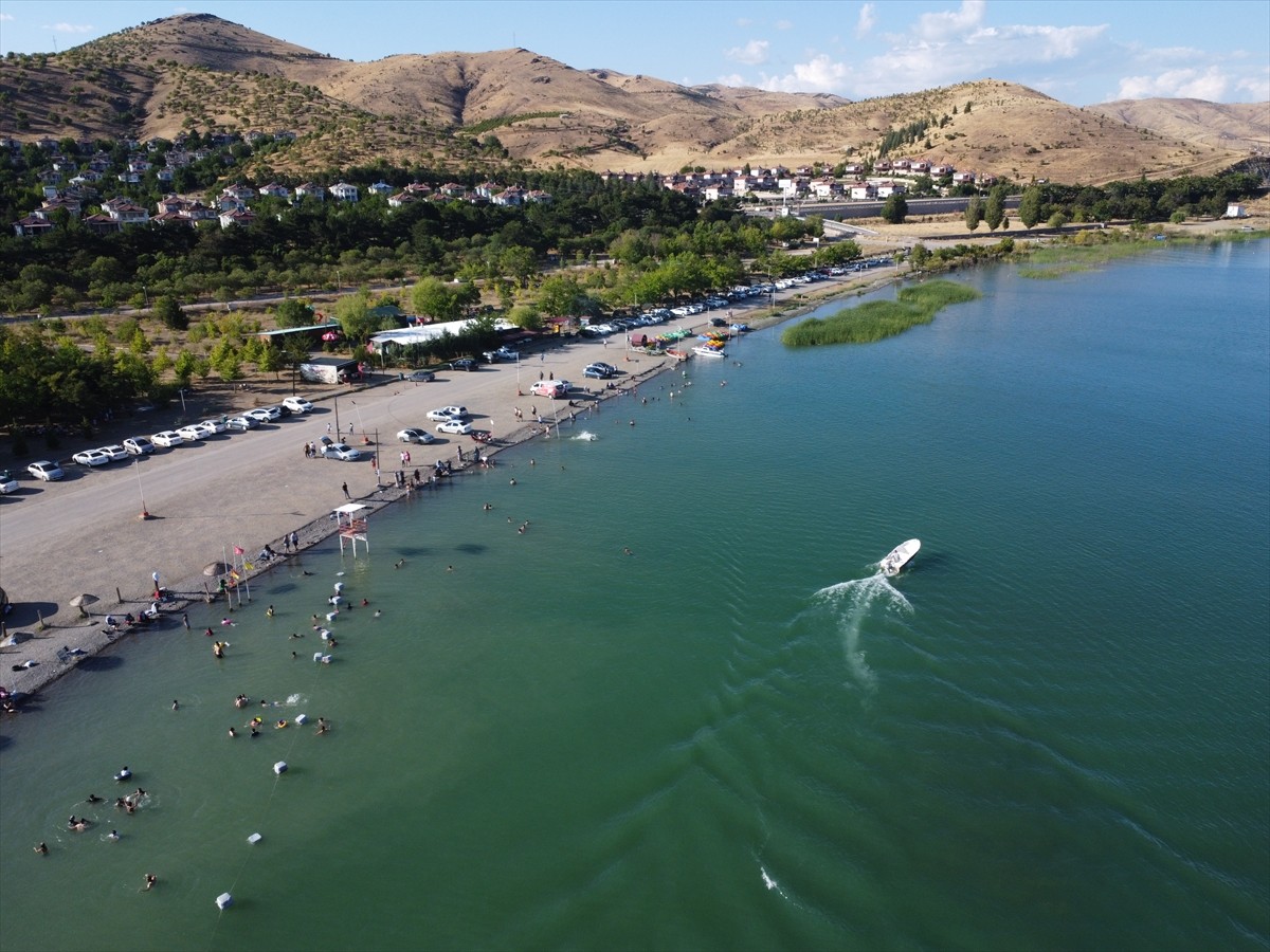 Elazığ'ın Sivrice ilçesinde doğal güzelliği, kıyı şeridindeki turistik tesisleri, plajları ve kamp...