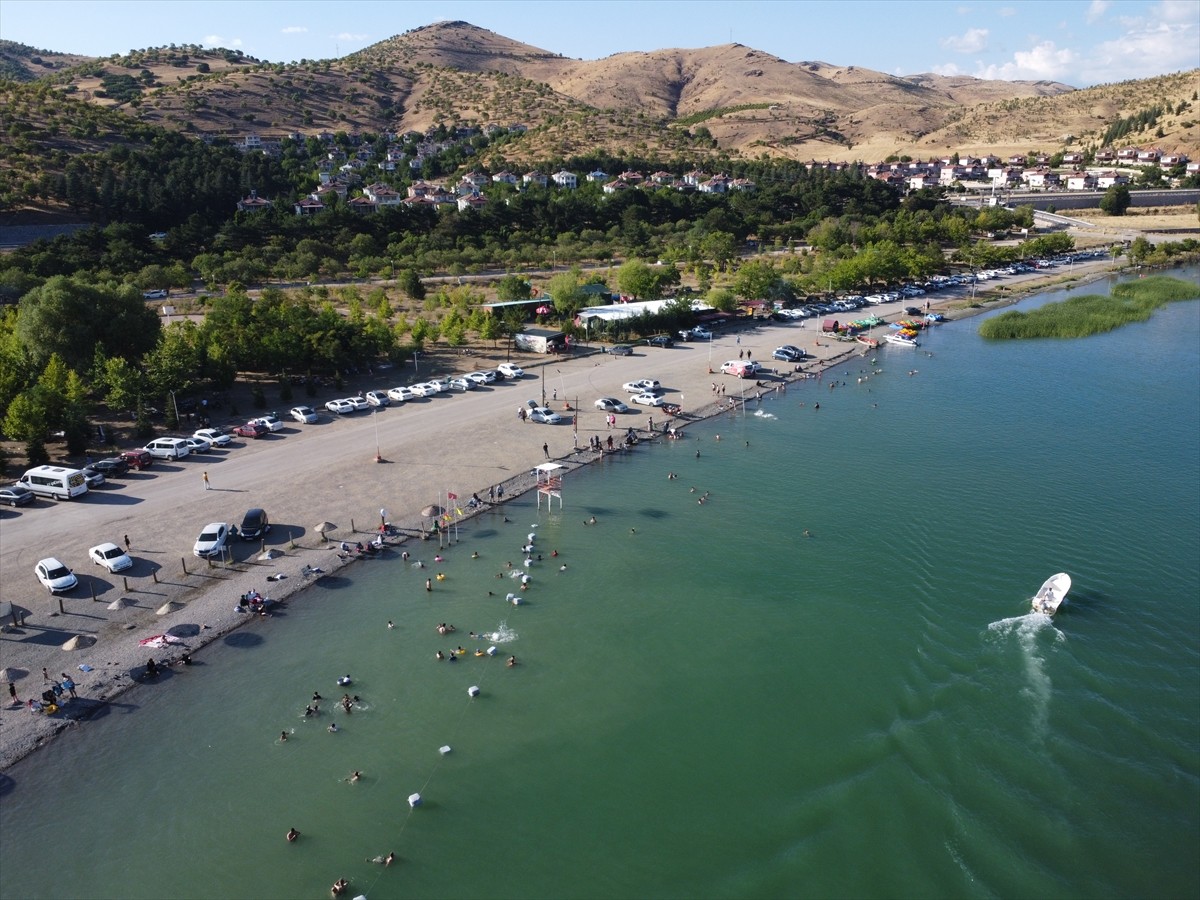 Elazığ'ın Sivrice ilçesinde doğal güzelliği, kıyı şeridindeki turistik tesisleri, plajları ve kamp...