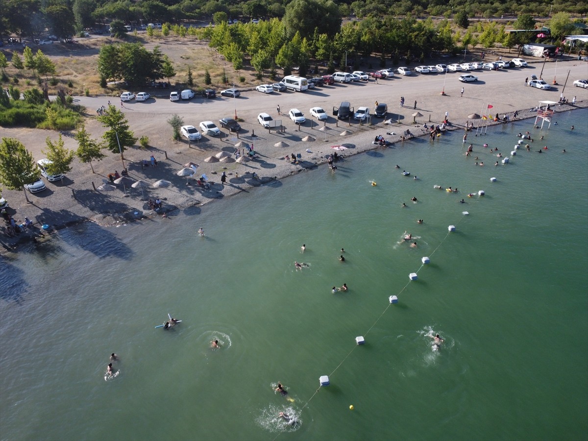 Elazığ'ın Sivrice ilçesinde doğal güzelliği, kıyı şeridindeki turistik tesisleri, plajları ve kamp...