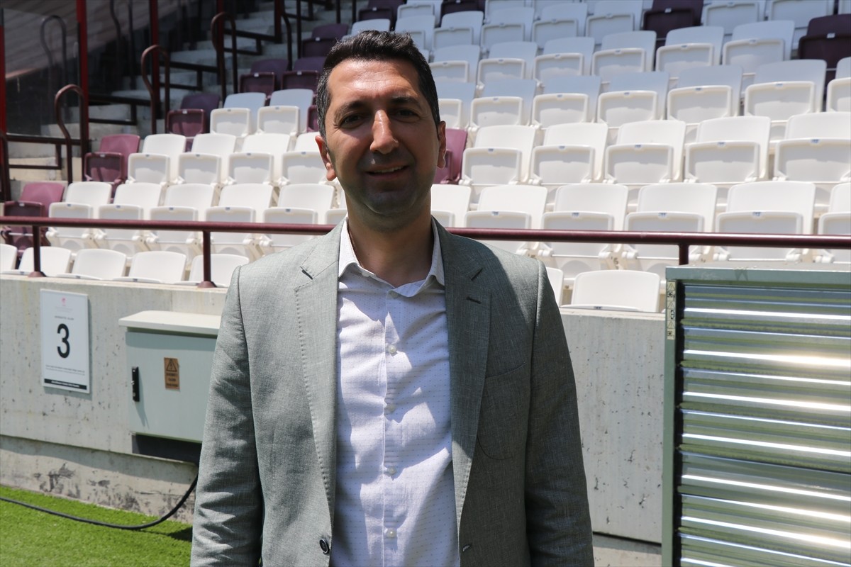 Elazığ Atatürk Stadyumu'nda çimlerin sıcakta yanma riskine karşı fan sistemi kuruldu.