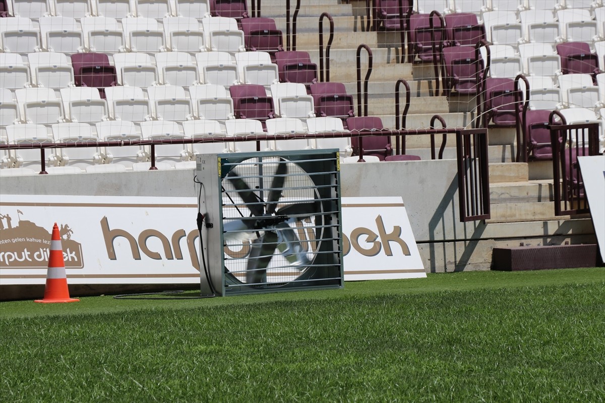 Elazığ Atatürk Stadyumu'nda çimlerin sıcakta yanma riskine karşı fan sistemi kuruldu.