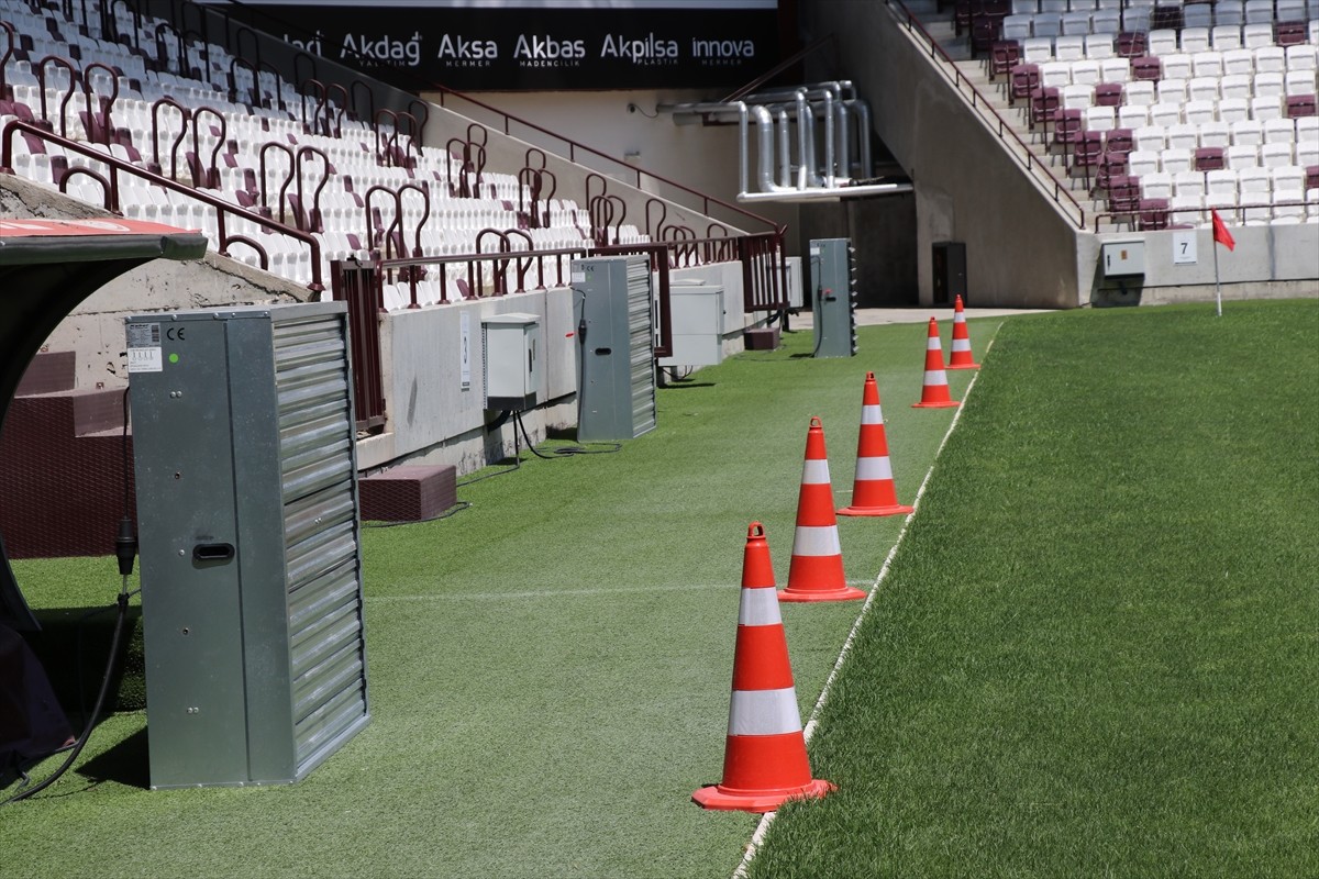 Elazığ Atatürk Stadyumu'nda çimlerin sıcakta yanma riskine karşı fan sistemi kuruldu.
