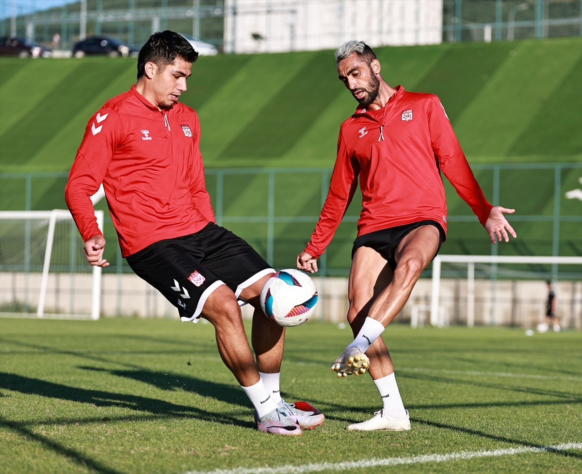 EMS Yapı Sivasspor, 2024-2025 sezonu hazırlıklarının ikinci etap çalışmalarını Erzurum'da teknik...