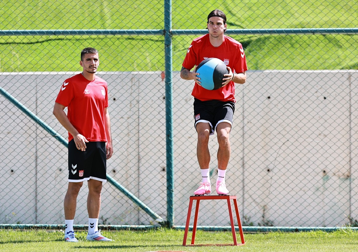 EMS Yapı Sivasspor, 2024-2025 sezonu hazırlıklarının ikinci etap çalışmalarını Erzurum'da teknik...