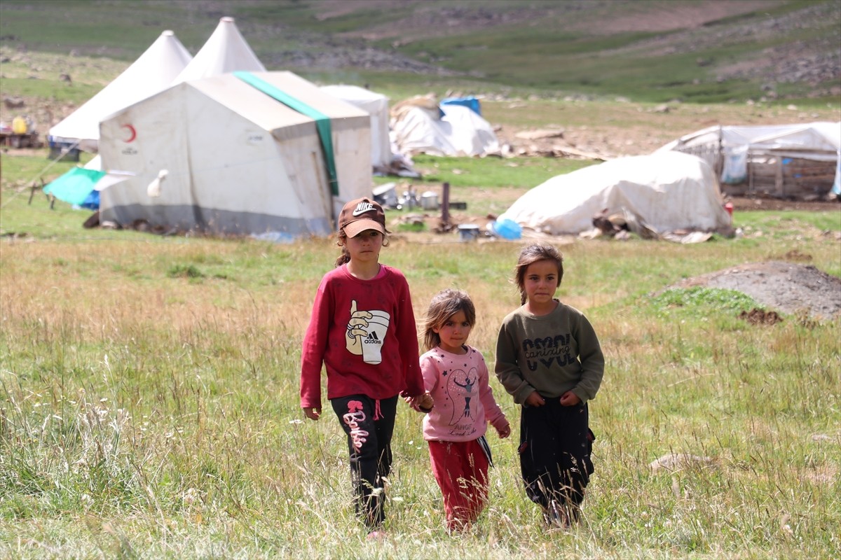 Erzurum'un 2 bin 600 rakımındaki Dumlubaba Yaylası'nda konaklayan göçerlerin günlük yaşamı zorlu...