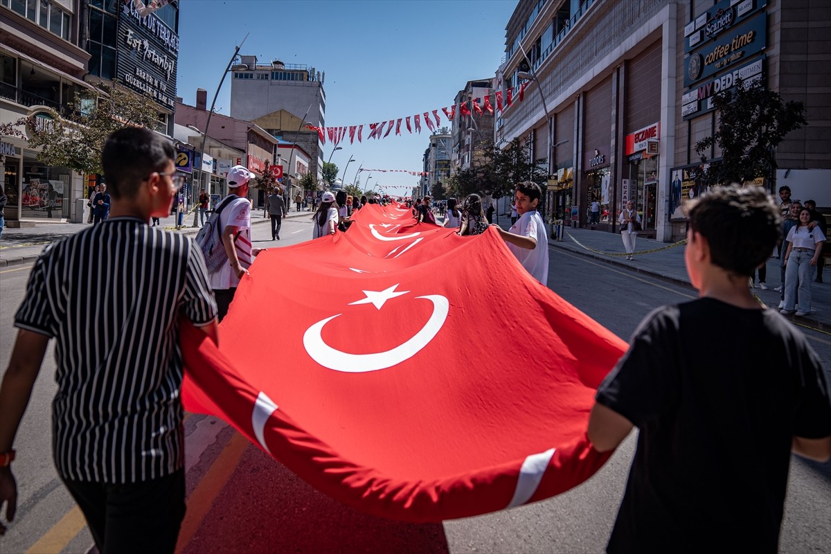 Erzurum Kongresi'nin 105. yıl dönümü dolayısıyla Havuzbaşı Kent Meydanı'nda kutlama töreni...