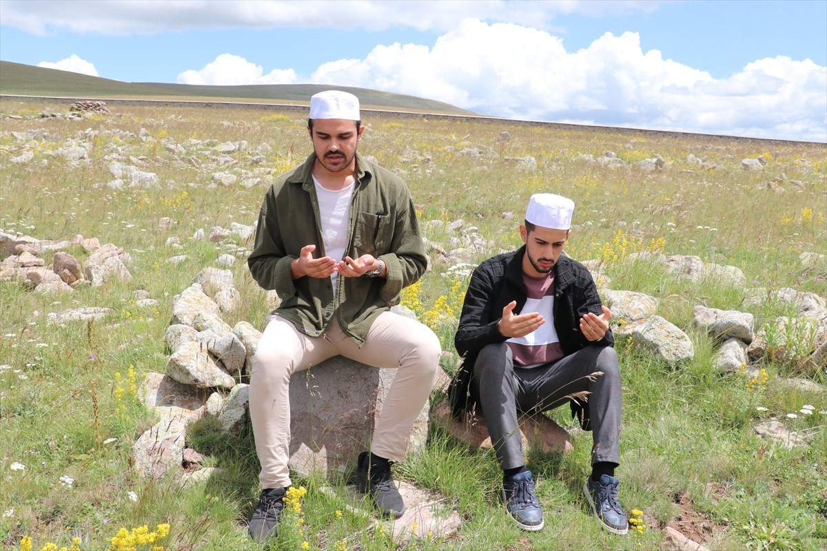 Erzurumlu hafızlar Ebubekir Kaçan ile Abdurrahman Polat, 2 bin 600 rakımdaki Dumlubaba...