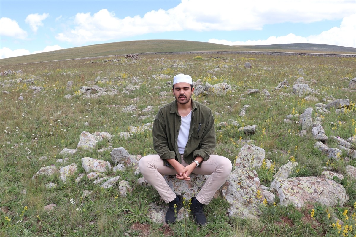 Erzurumlu hafızlar Ebubekir Kaçan ile Abdurrahman Polat, 2 bin 600 rakımdaki Dumlubaba...